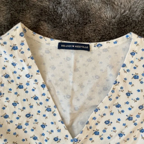 Brandy Melville blue floral amara top - Picture 3 of 6